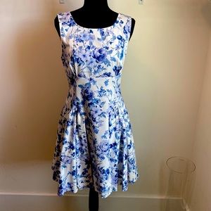 Floral dress never worn but no tags
